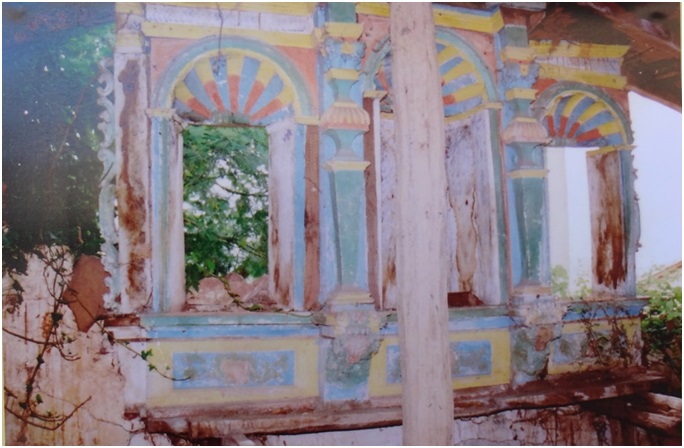 Estado en el que se encontraba el retablo, casi de intemperie. / Foto: EL ECO, de la exposicin del ao pasado.