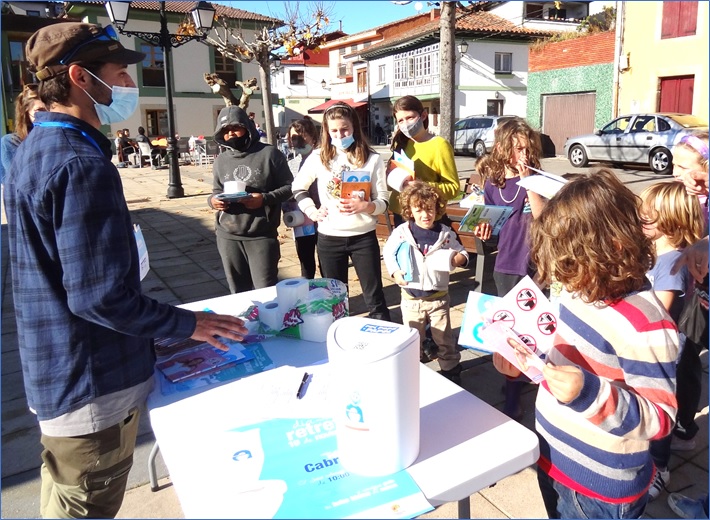 Javier Lpez dando consejos a los escolares. Sobre la mesa, en primer trmino, la papelerina que debe colocarse al lado del inodoro.