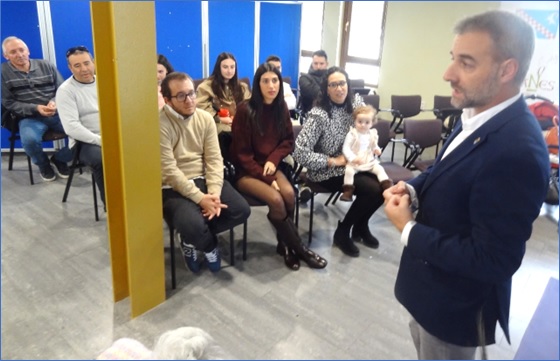 El Alcalde, ante un sector de la familia de Celestina Llavona, durante su intervencin