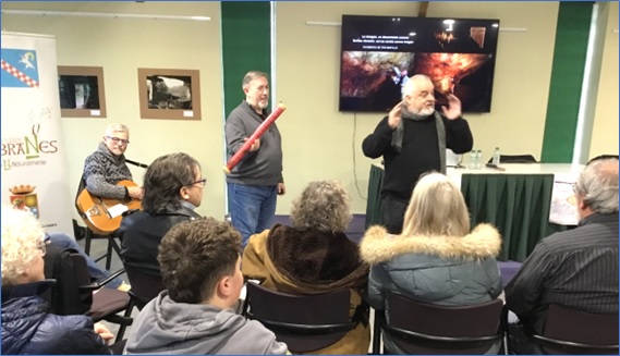 Jos� Mar�a Aladro (sentado, con la guitarra), Karolo Su�rez y Jorge Alonso, durante su conferencia colectiva.