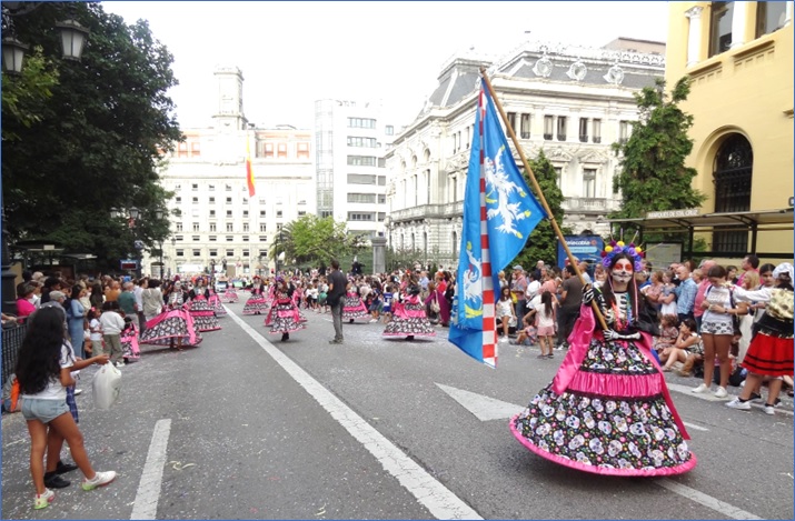 En un lucido homenaje a nuestros emigrantes (especialmente de Mxico y su cultura). Aqu, Ana Lloris Espina enarbolando en la calle Marqus de Santa Cruz la bandera del Concejo, con el restante grupo de catrinas al fondo.