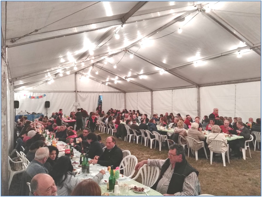 Aspecto del interior de la carpa, durante la parrillada.