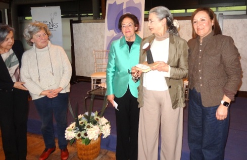 Mara Jess lvarez (Directora General), Lola Lozano (Grupo de Igualdad del Ateneo Obrero de Villaviciosa), lida Hevia (ley la biografa), la premiada (con su trofeo) y Blanca Esther Gayo (presidenta del Consejo Comarcal de Mujeres).