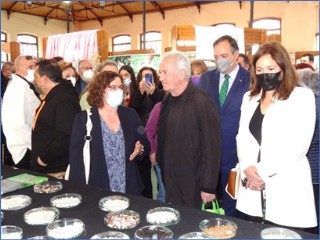 Siempre a su lado, mostrndole los puestos