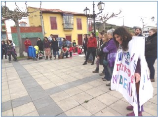 Durante el minuto de silencio, en la Plaza del Emigrante, con presencia el Alcalde (Gerardo Fabin), la primera Teniente (Virginia Naredo) y la segunda (Almudena Robledo)./ EL ECO