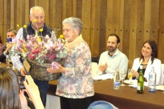 Entrega a Flor Bastin de un recuerdo