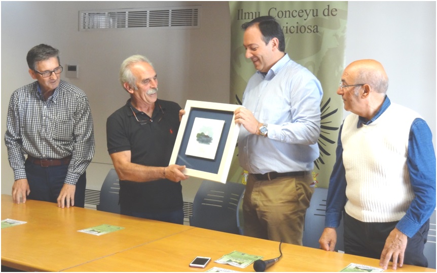 CON CABRANESES. Recibiendo la felicitacin de Carlos Gonzlez y Jos Vitienes Colubi, cuya esposa, Mari Carmen Valds, nos coment que acababan de llegar de Santo Domingo para este acto./ Foto: EL ECO