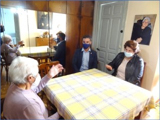 Laude y Virginia, en plena conversacin, ante una foto de la primera, de hace unos ocho aos.