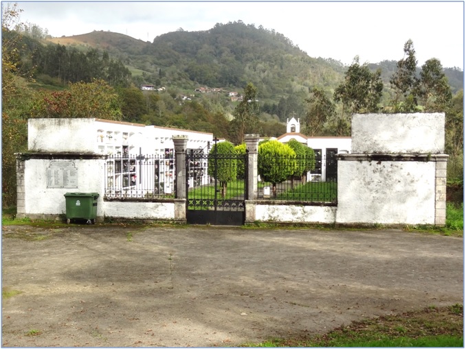 Vista general, este jueves, del cementerio de Vin, con el pueblo de Niao al fondo./ Fotos:  EL ECO