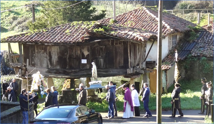 La imagen de Santa Luca a la altura de la cubierta herida, en su retorno a la iglesia parroquial.