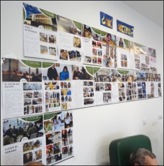 Exposición, en una pared de la Sala de Actividades, sobre ´¿Qué hacemos?´; y en la que también hay (fuera de esta imagen), otra de motivos sobre ´¿Qué es ser mayor?´ (entre las respuestas: ´Es aceptar que aún no siendo los mismos, seguimos vivos y tenemos