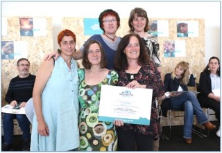 ngela, Inma, Lupe y Esther exhiben el diploma del Premio, que les fue entregado en el Calatrava, de Oviedo.