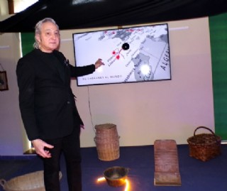 Jos� Luis Esteban Penelas se explicaba el 9 de febrero ante objetos de la Exposici�n y se�alando la pantalla de v�deo.