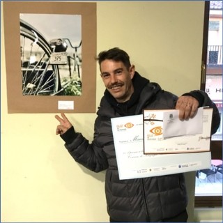Manu Lloris con el Premio y ante su foto ganadora, que mostraba con los dedos en forma de victoria el lunes, 12 de enero.