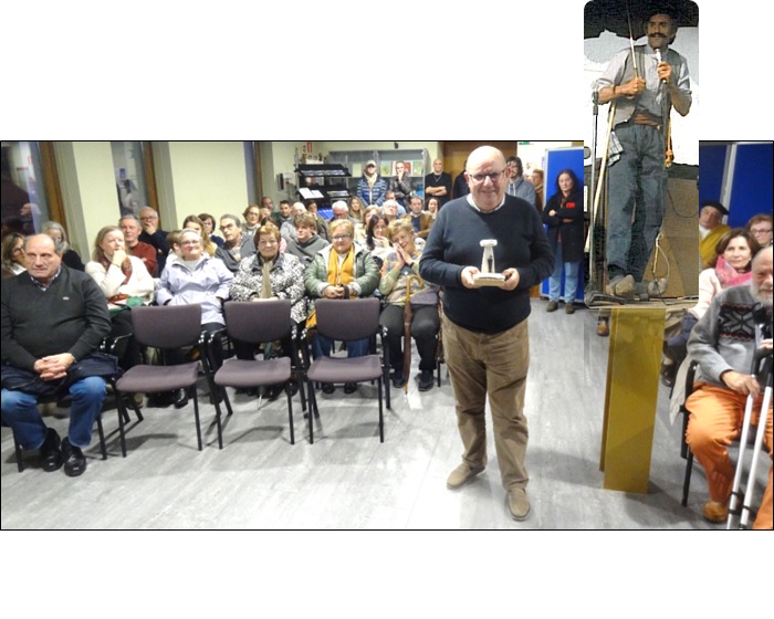 Luis Enrique Garc�a con el pegollu y el paraguas, s�mbolos del Premio.