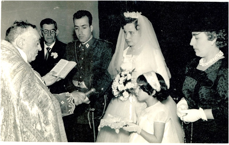 Oficiando la boda de Jos Fernndez Alonso (de Zaragoza) y Ana Mara Lavandero Fernndez (de Madiedo), el 14 de marzo de 1959 en Santa Eulalia. / Archivo EL ECO