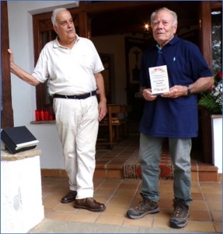 C�sar Fern�ndez exhib�a, ante Luis Horacio, el detalle recibido.