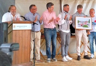 Climent, mostrando la imagen de su maniobra, que le regalaron enmarcada.