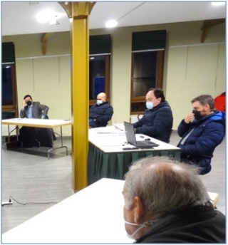 El Alcalde (a la derecha, tocndose la mascarilla) y Juan Ramn Oro (al fondo, a la izquierda) durante su turno de palabra. / EL ECO
