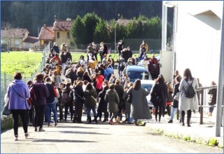 Grupo de los 150 aspirantes que se presentaron el 12 de enero al examen celebrado en el Polideportivo, esperando el turno de entrada. | EL ECO