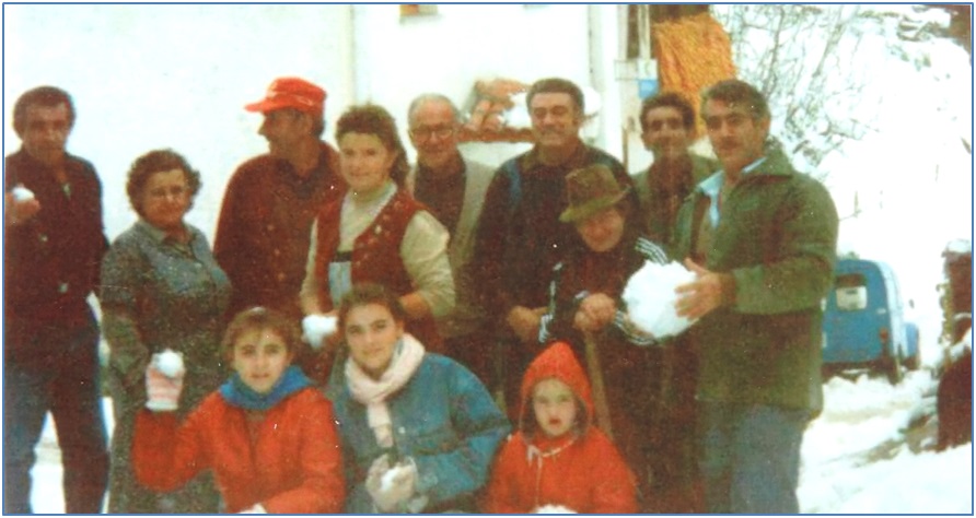 Isidoro Valiente, Virtudes Fueyo, Isaac Valina, Ral Vallina, Pedro Barbes, Emilio Fueyo, Enrique Arboleya, Aurina Alonso, Jovita Naredo, Marln Valiente, Olga y Ana Arboleya, en la nevadona (de 1983?).