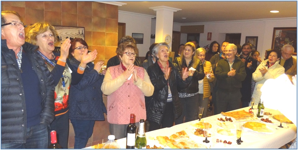 El acto inaugural, iniciado en El Campo, se remat con un convite en La Sienra (ofrecido por la Asociacin Toracense) y, como no, con el Canto a Torazo!. / Foto: EL ECO