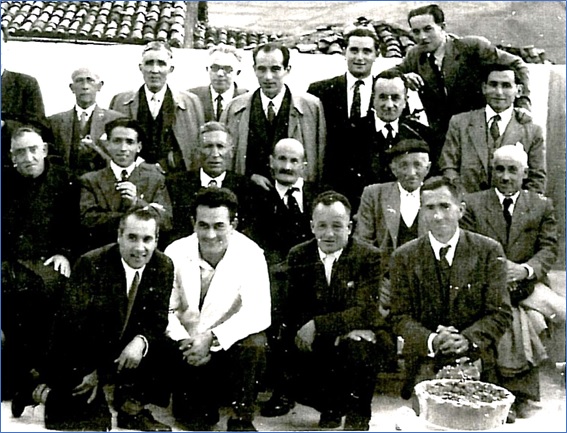 Juan Llavona (primero por la izquierda, agachado, al lado de Santos Monestina), con Carlos Gonzlez  -junto a Eduardo Madrera y Enrique Monestina-, Heliodoro Naredo -junto a Don Jos Victorero-  y otros corporativos de la poca.