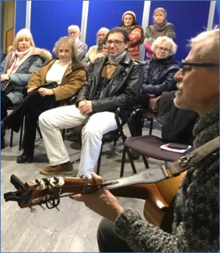 Con lentes y pantal�n blanco, Felipe Vega-Arango, enfrascado, con el resto de p�blico, en la actuaci�n a la guitarra de Aladro.