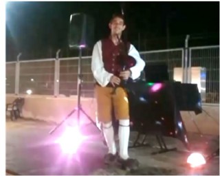 Imagen de Manu tocando la gaita