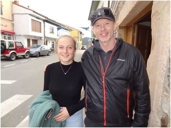 Con su padre, Tom Coleman, en la acera del Ayuntamiento, en Santa Eulalia, el pasado 23 de diciembre.