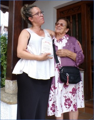 Noelia abrazaba a Vicentina y mostraba su placa.
