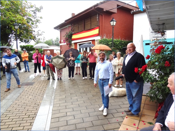 Gerardo Faban (Alcalde de Cabranes) en primer plano con la gente asistente al acto