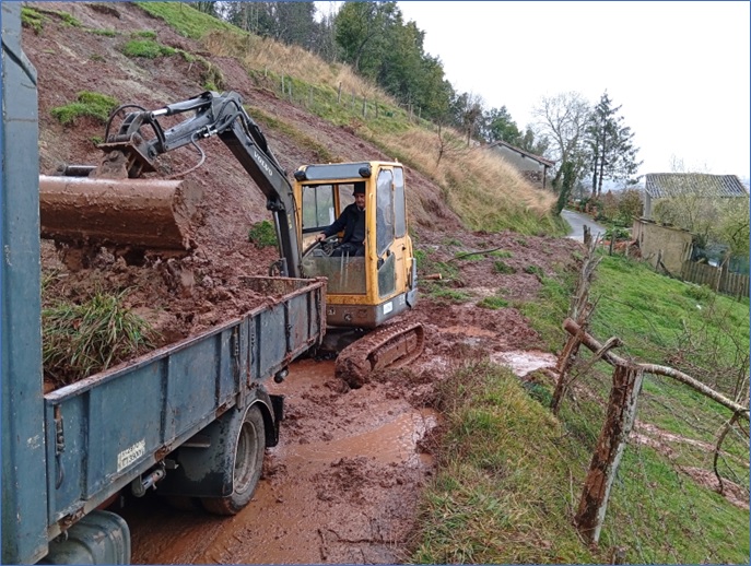Retirando recientemente material desprendido en el argayu que cort� el acceso a La Llaniella (EL ECO n� 371). | Foto: Efr�n Riestra