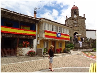 A la izquierda, la vivienda de Torazo que ser Centro Social y Museo
