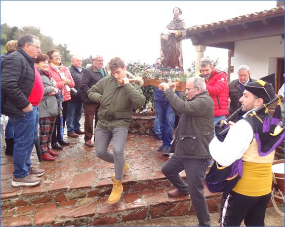 La imagen del Santo, camino de la procesin. EL ECO