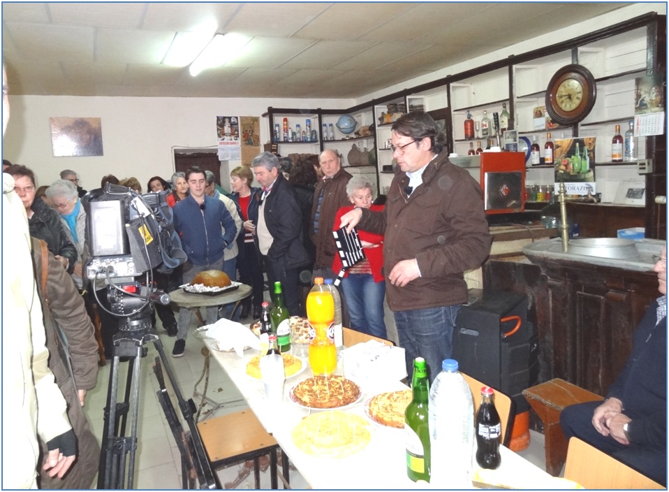 Laude Martinez, con su tablilla, a punto de dar la orden para iniciar la grabacin, con Luis Castiello, y Lolo al fondo./ Foto: EL ECO