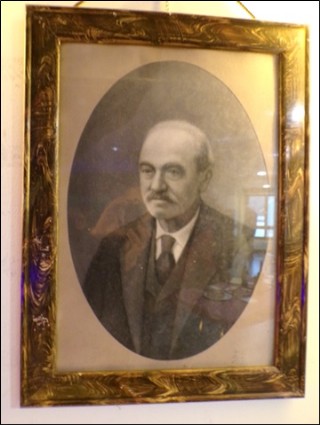 Foto de don Celestino Tuero Tuero, presuntamente de su �ltima etapa como Alcalde de Cabranes (del 28 de octubre de 1937 al 15 de febrero de 1946, fecha �sta en la que renunci� al cargo, por enfermedad). Hab�a nacido el 30 de julio de 1896 en Santa Eulalia