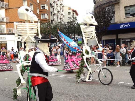 El artilugio de esqueletos en bicicleta trabajado por los cabraneses. Con esta propuesta obtuvieron el primer premio en el pasado Carnaval de Gijn y el segundo en el de Villaviciosa.