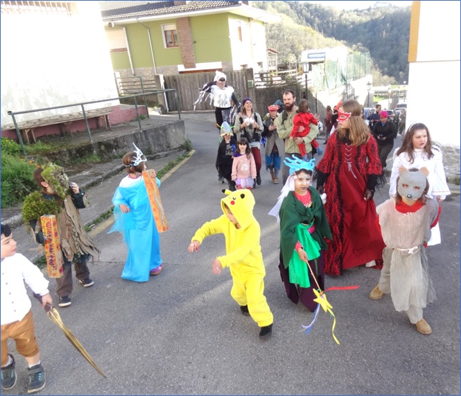 El desfile, curvando El Gato Negro Santa Eulalia, sbado 29 de marzo de 2025. Desde las 17:00 horas, con cielo despajado y viento nordeste.