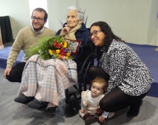 La bisnieta, Carlota Lpez-Tuya Gonzlez (de 13 meses), con sus padres (Antonio y Victoria) y su bisabuela.