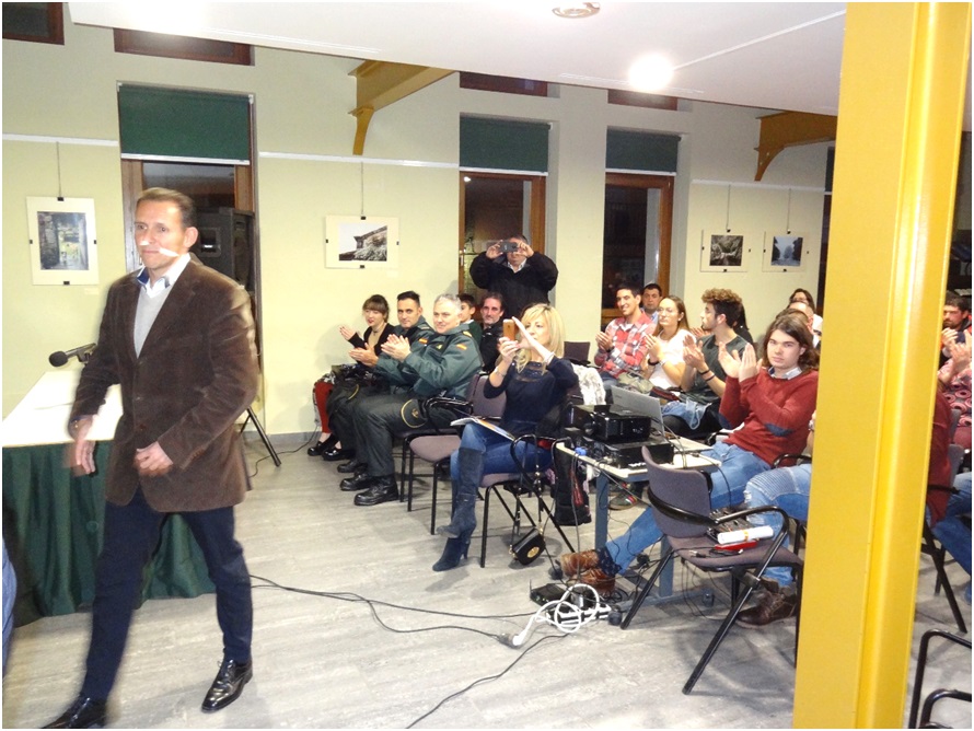 Fernando Crespo, aplaudido, se dirige a recoger el Premio y a pronunciar sus palabras. / Foto: EL ECO