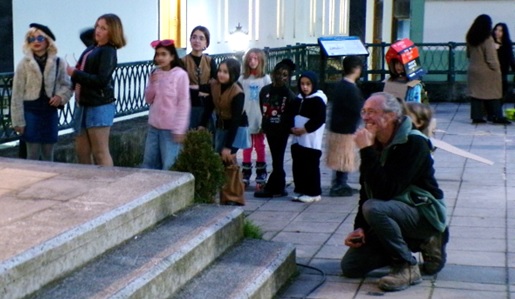 Ni�os disfrazados esperando su turno para desfilar en el kiosco, ante el jurado.