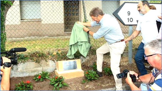 Climent descubr�a la placa el domingo 28 de junio, ante un centenar �de amigos�.
