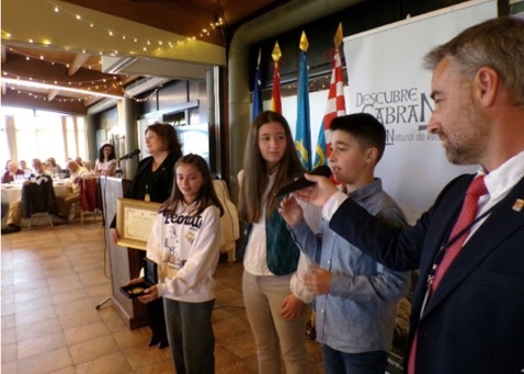 Clara (con el estuche de la Medalla), Elena y Carlos (pronunciando su mensaje).