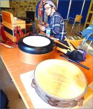 Impartiendo un curso en Santa Eulalia, el 23 de marzo de 2019, con varios instrumentos en primer plano. / EL ECO