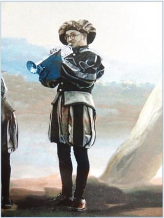 Romn Cuadra (de Arriondo), caracterizado de juglar, en una pose para el calendario./ Reproduccin EL ECO