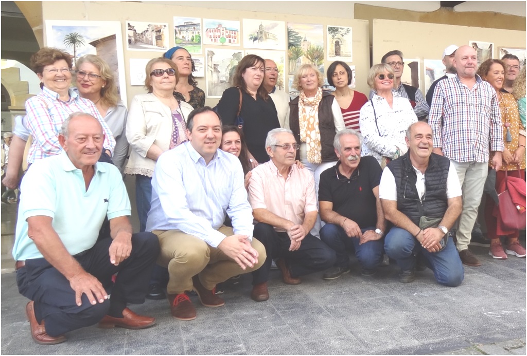 Con Alejandro Vega y parte de los artistas que pintaron en la calle y expusieron sus obras en el soportal de la Casa de los Hevia./ Foto: EL ECO