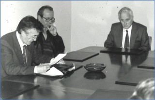 Joaqu�n Lloris y Jos� Benito Mon (mencionados por Jos� Andr�s y, en esta foto, con Andr�s Batalla en el centro), durante el Pleno del 26 de febrero de 1994 en el que se acord� homenajearle, lo que se llevar�a a cabo al d�a siguiente. | EL ECO, Archivo 	