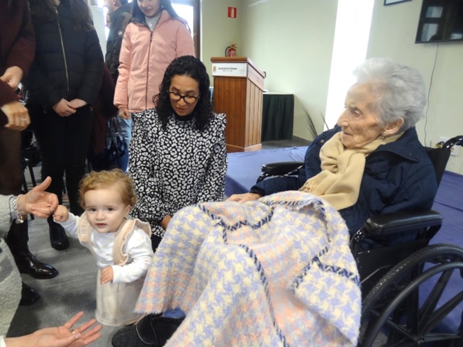Con su bisnieta, Carlota, y la mam de sta, Victoria.