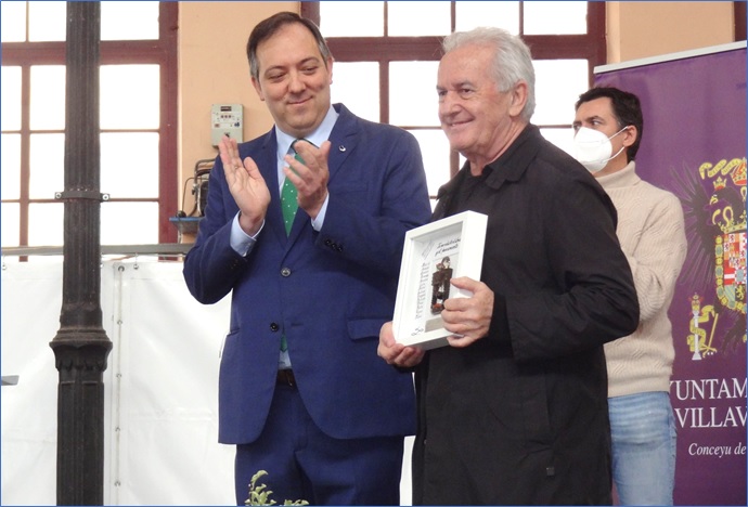 Alejandro Vega junto a Vctor Manuel